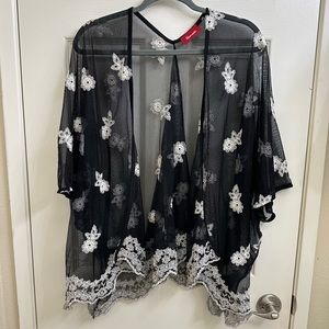Panhandle Black Kimono with White Flower Detailing Size Medium Large